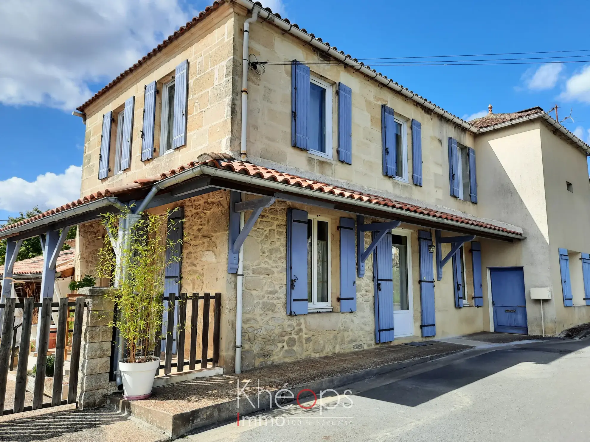 Charmante Maison de Bourg à Mauriac - 5 Chambres et Jardin 