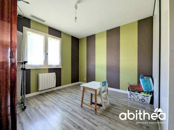 Maison familiale F4 avec appartement et garages à Saint Ciers d'Abzac 