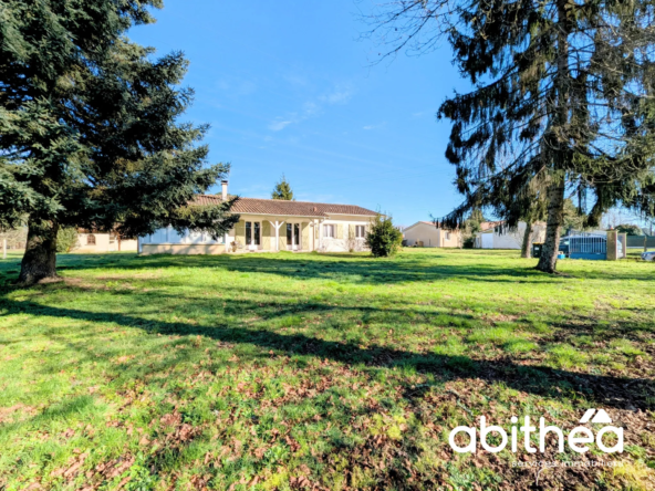 Maison familiale F4 avec appartement et garages à Saint Ciers d'Abzac 