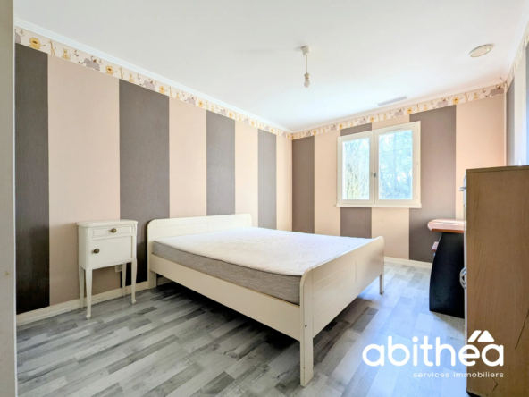 Maison familiale F4 avec appartement et garages à Saint Ciers d'Abzac 