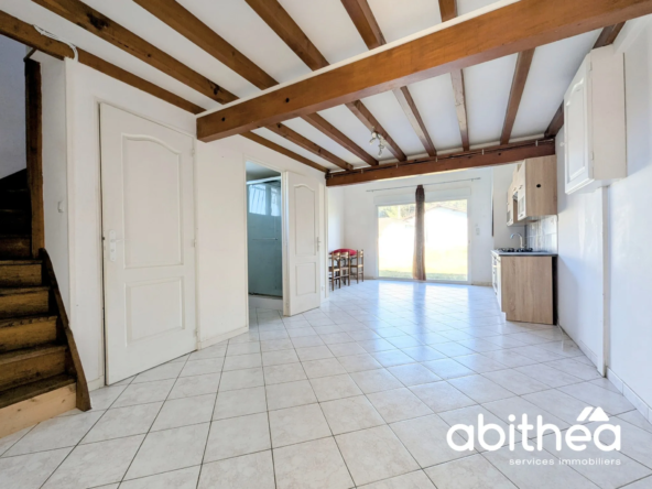 Maison familiale F4 avec appartement et garages à Saint Ciers d'Abzac 