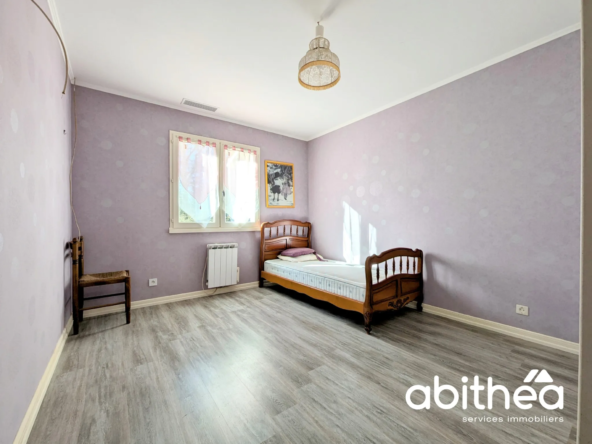 Maison familiale F4 avec appartement et garages à Saint Ciers d'Abzac 