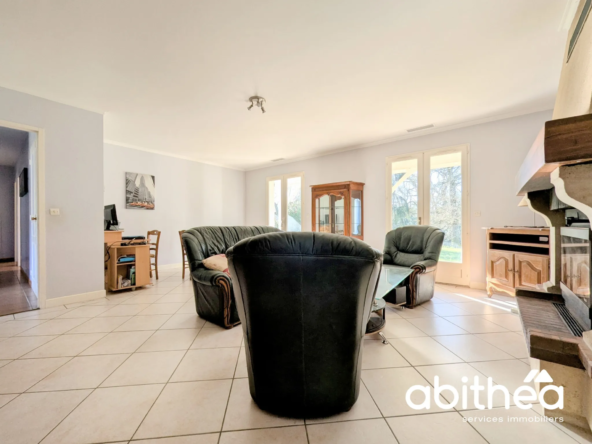 Maison familiale F4 avec appartement et garages à Saint Ciers d'Abzac 
