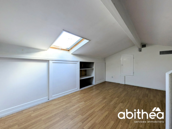 Maison familiale F4 avec appartement et garages à Saint Ciers d'Abzac 