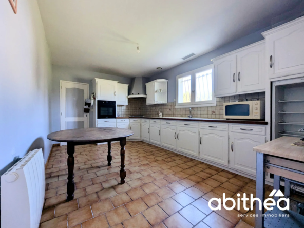 Maison familiale F4 avec appartement et garages à Saint Ciers d'Abzac 