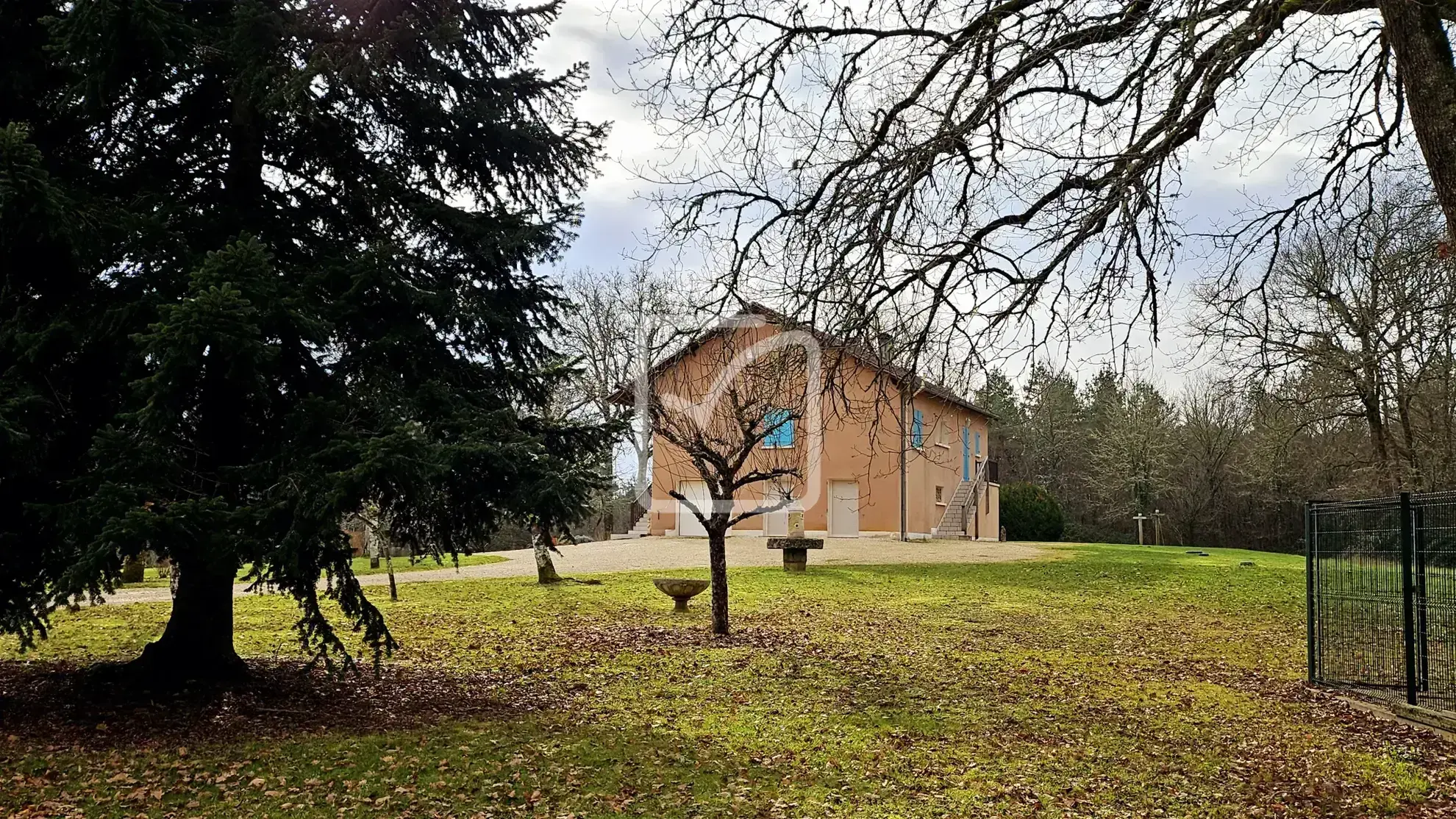 Maison tranquille à Savignac les Eglises avec grand terrain 