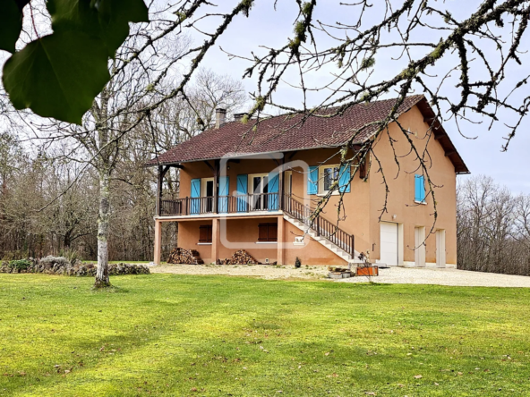 Maison tranquille à Savignac les Eglises avec grand terrain