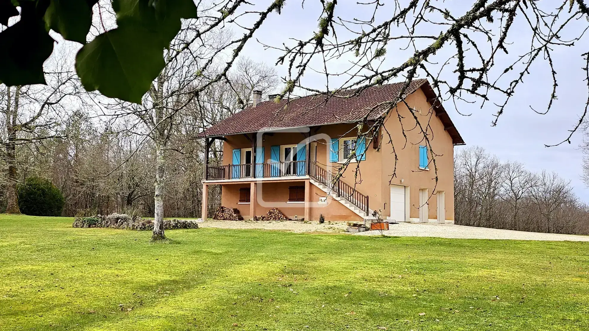 Maison tranquille à Savignac les Eglises avec grand terrain 