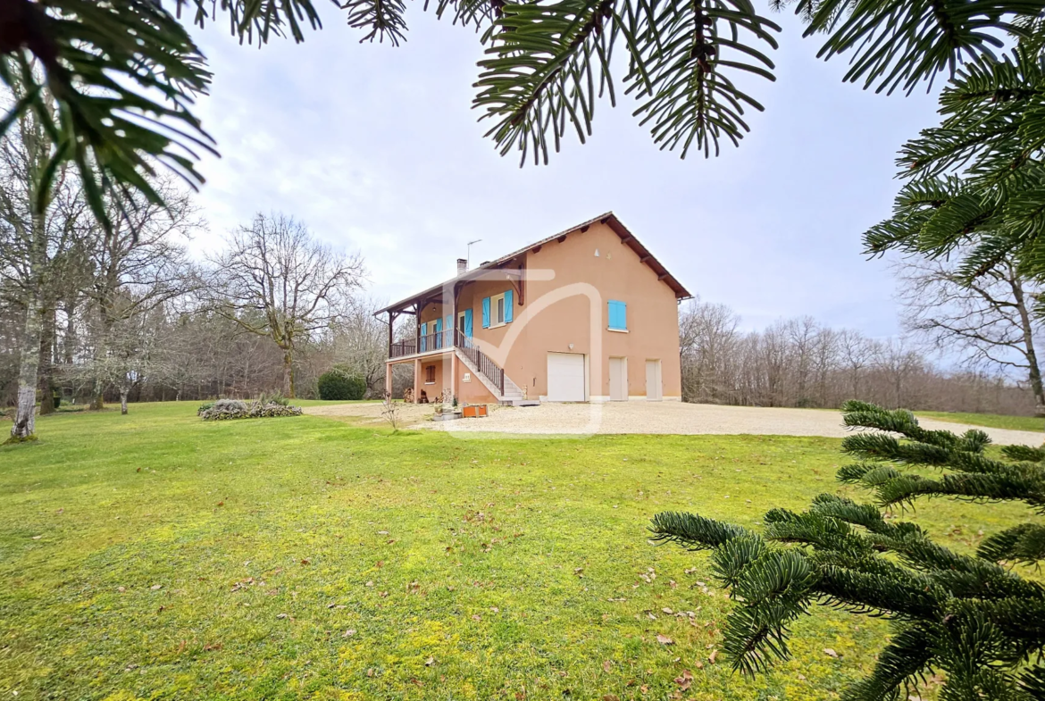 Maison tranquille à Savignac les Eglises avec grand terrain 
