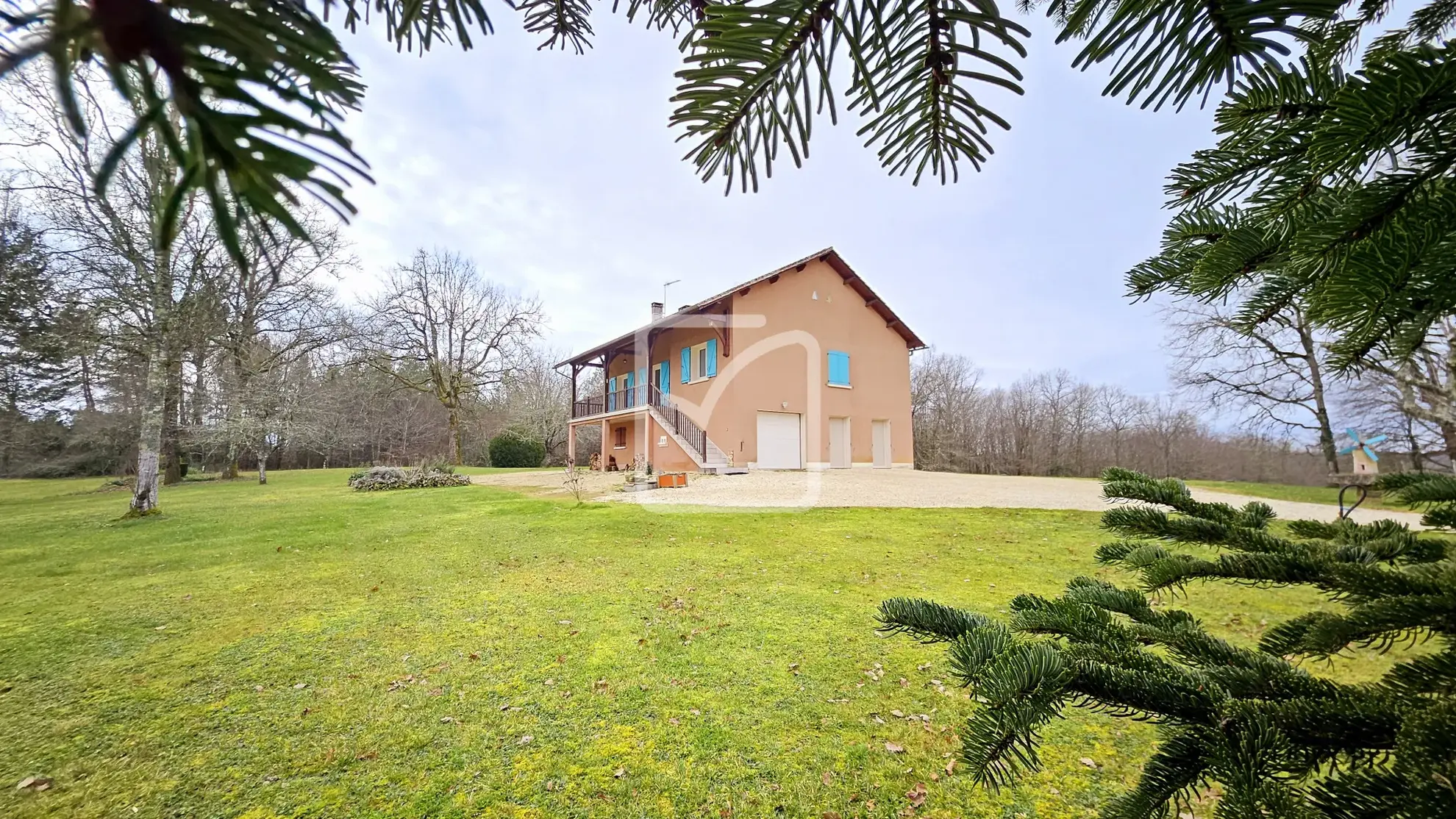 Maison tranquille à Savignac les Eglises avec grand terrain 