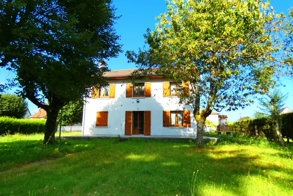 Belle maison à Arpajon sur Cère avec 6 chambres et jardin