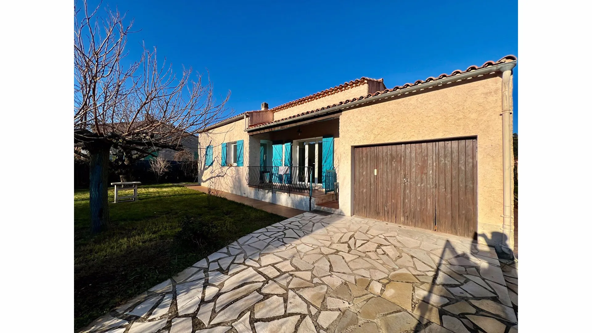 Villa traditionnelle à vendre à Tourves avec 2 garages 