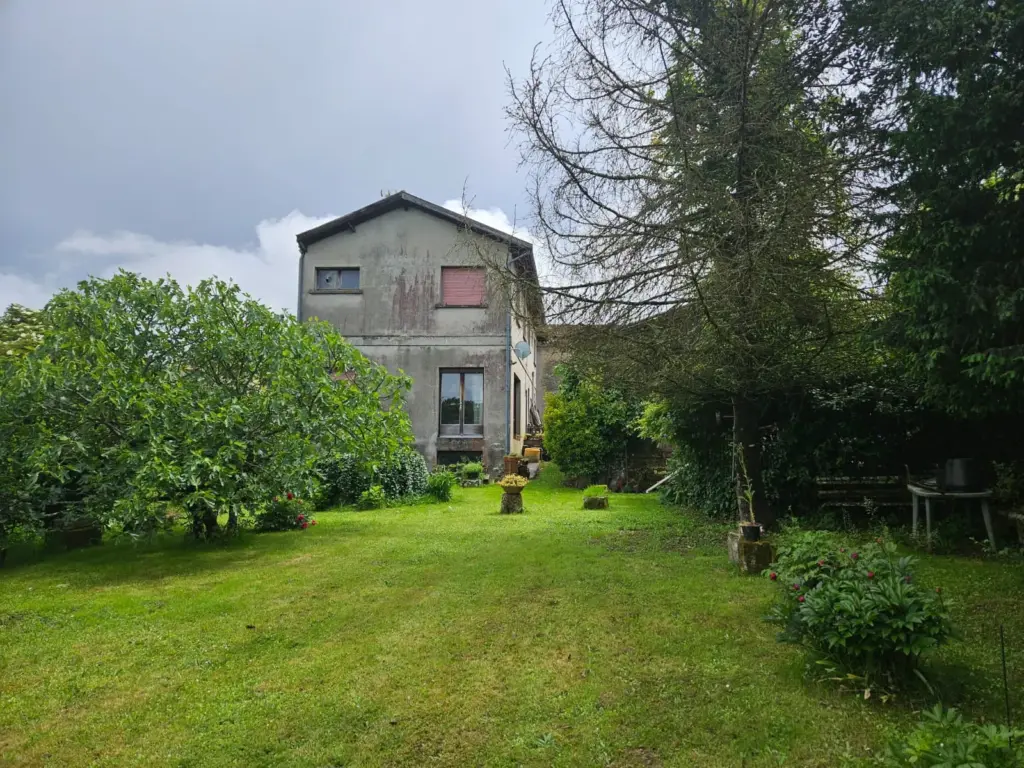 Immeuble à rénover à La Sauve avec local commercial
