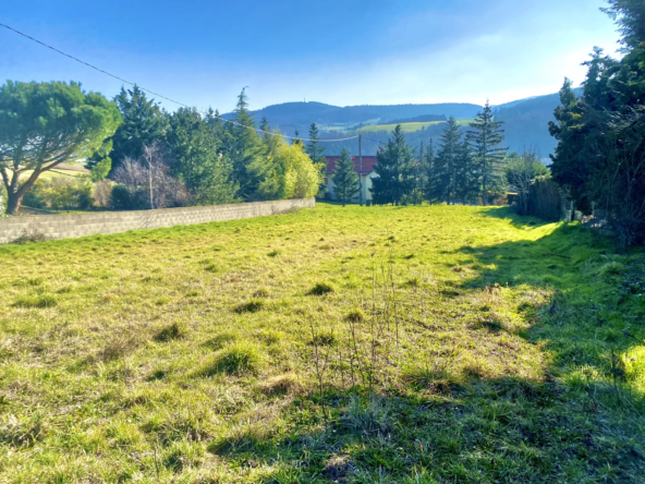 Terrain constructible de 1346 m2 à Saint-Marcel-lès-Annonay avec vue dégagée 