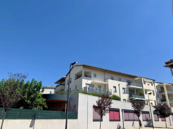 Appartement à vendre à Orange avec terrasse et garage 