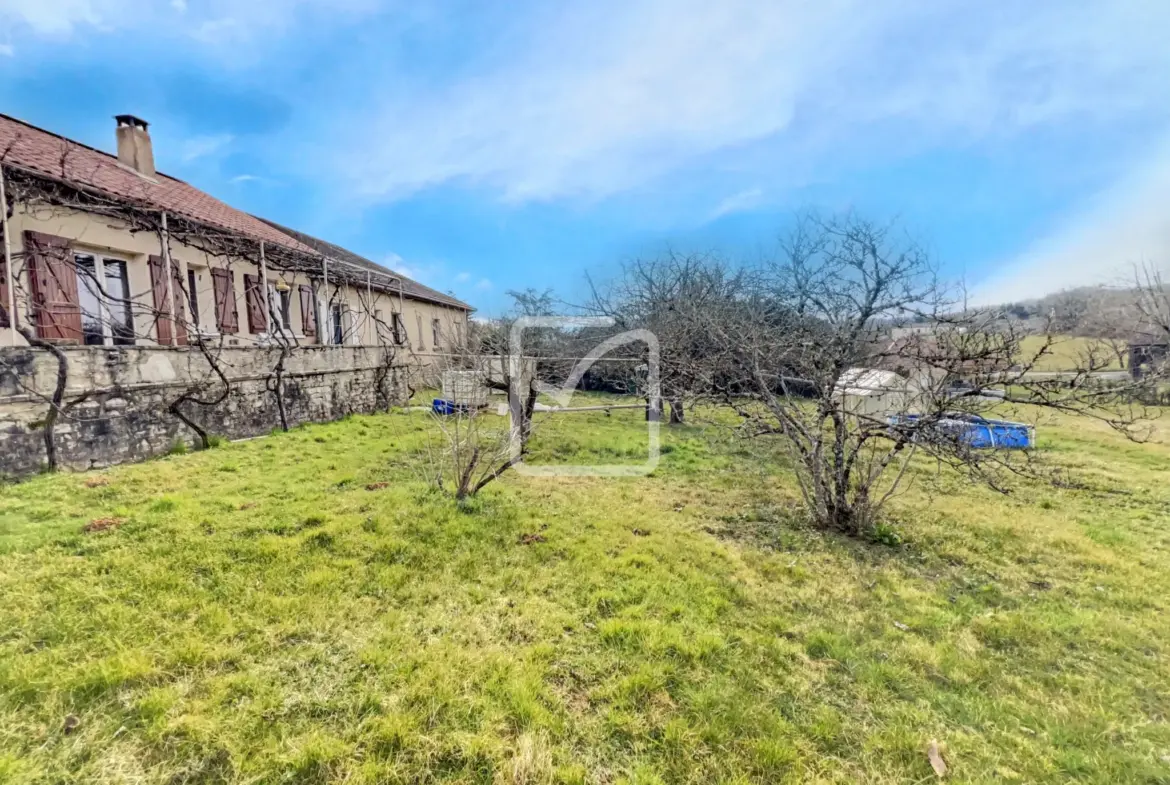 Maison de 140 m² avec grand garage à Saint Martial de Nabirat 