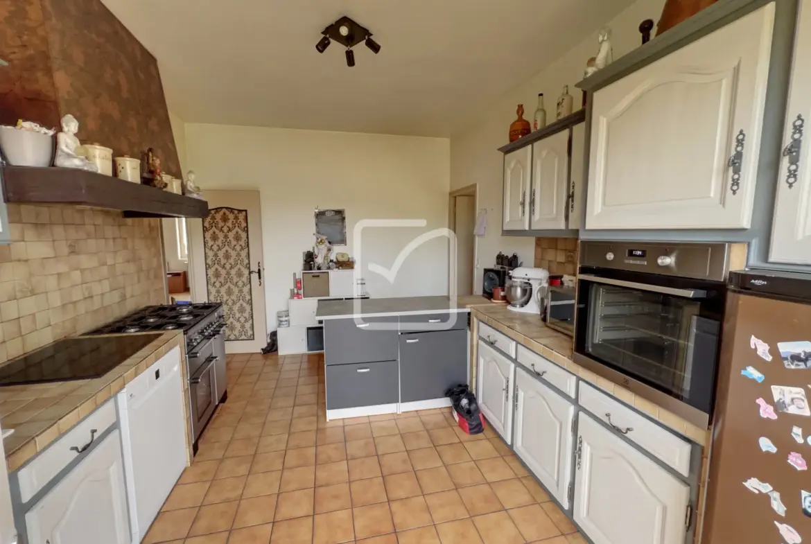 Maison de 140 m² avec grand garage à Saint Martial de Nabirat 