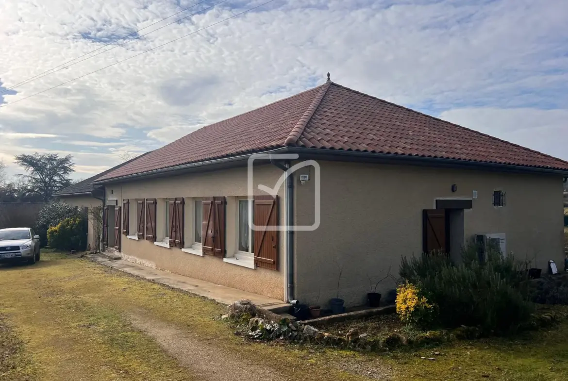 Maison de 140 m² avec grand garage à Saint Martial de Nabirat 