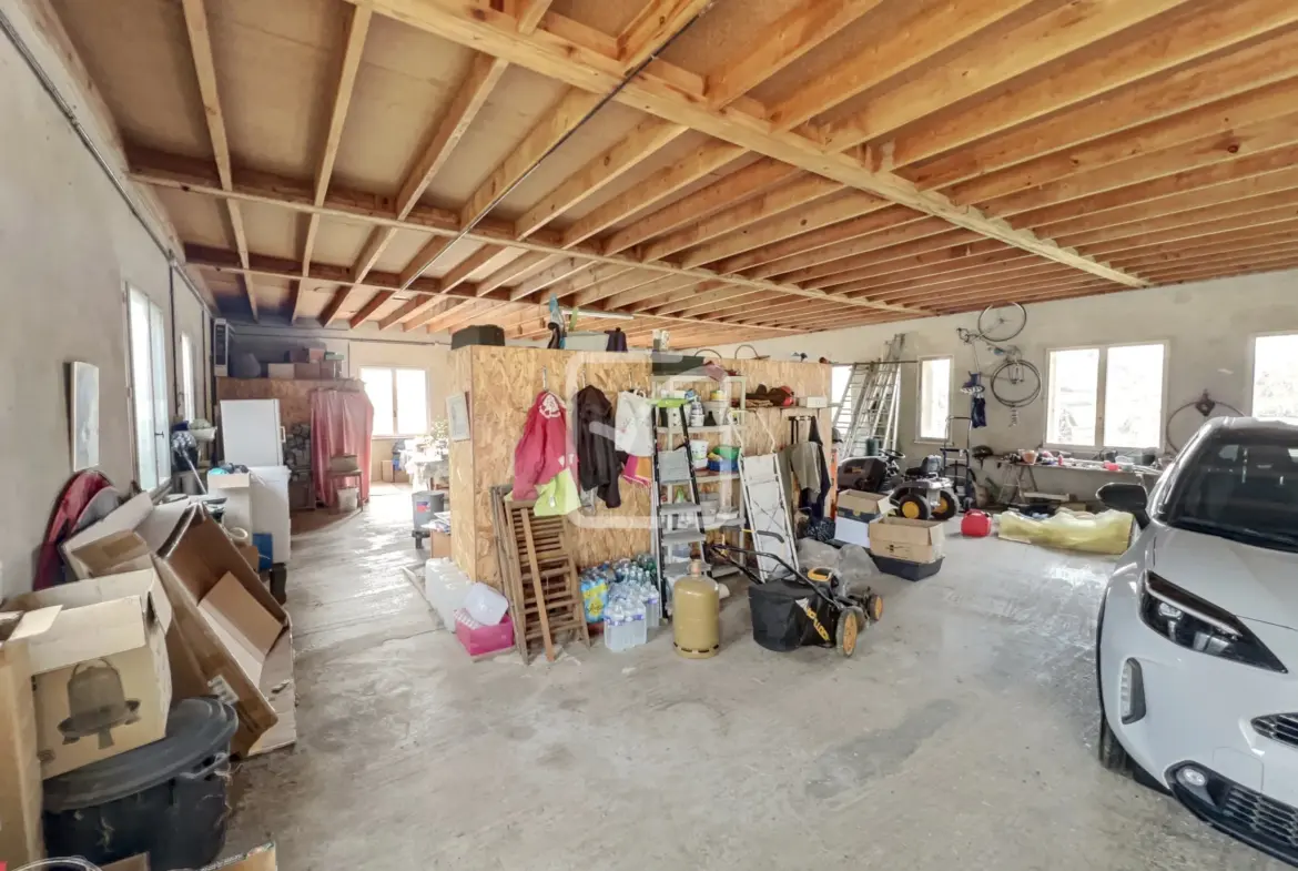 Maison de 140 m² avec grand garage à Saint Martial de Nabirat 