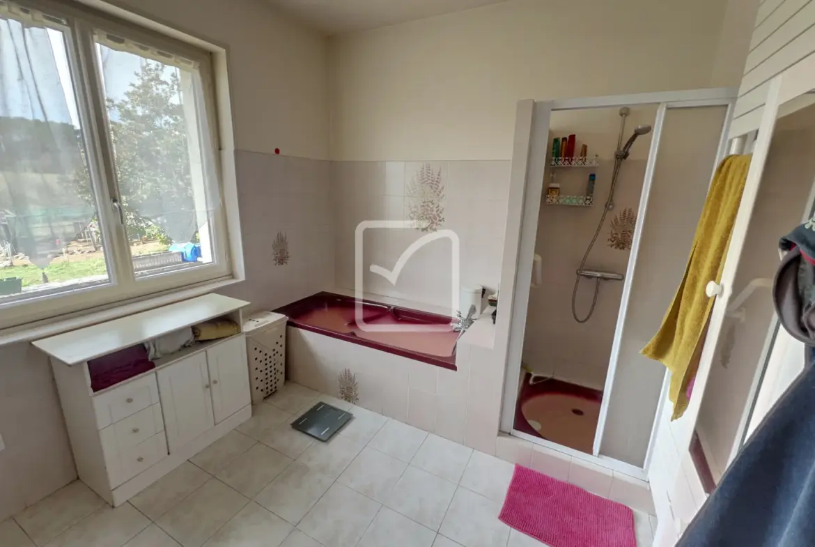 Maison de 140 m² avec grand garage à Saint Martial de Nabirat 