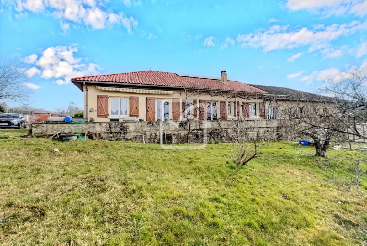 Maison de 140 m² avec grand garage à Saint Martial de Nabirat 