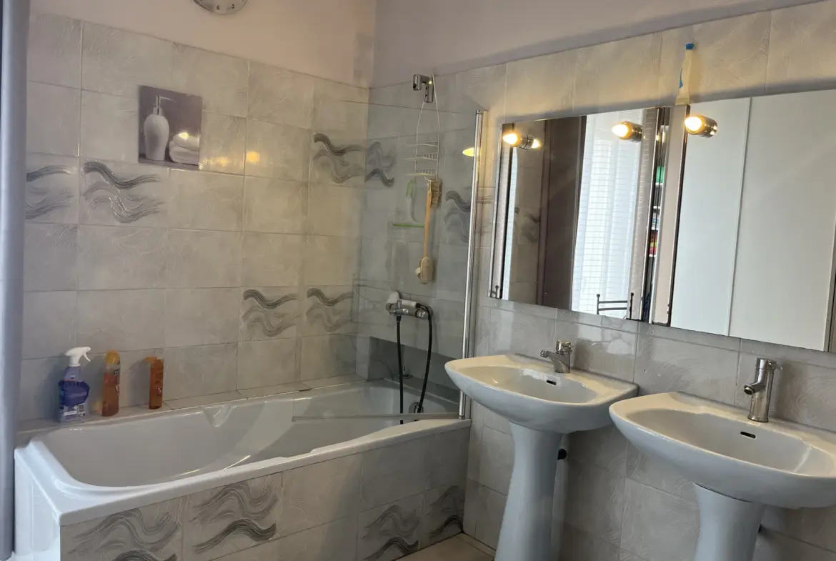 Bel appartement lumineux avec terrasse, cave et garage à Le Boulou 