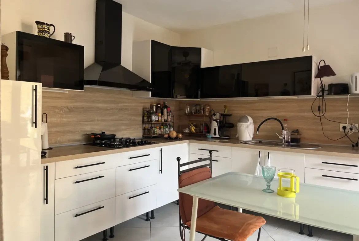 Bel appartement lumineux avec terrasse, cave et garage à Le Boulou 