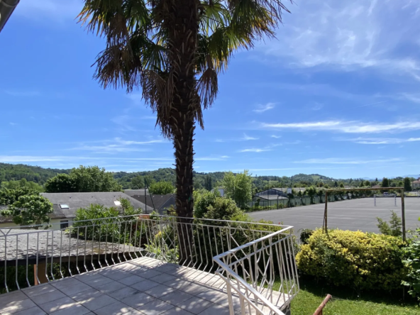 Maison T5 à vendre à Monein-Centre avec jardin et vue Pyrénées 
