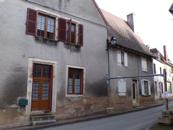 Maison avec deux appartements indépendants à Ainay-le-Château 