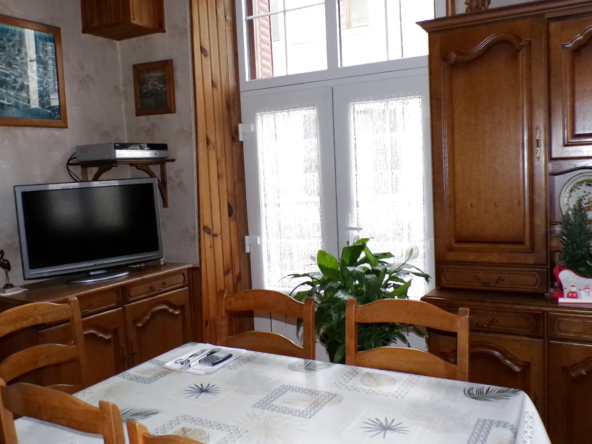 Maison avec deux appartements indépendants à Ainay-le-Château 