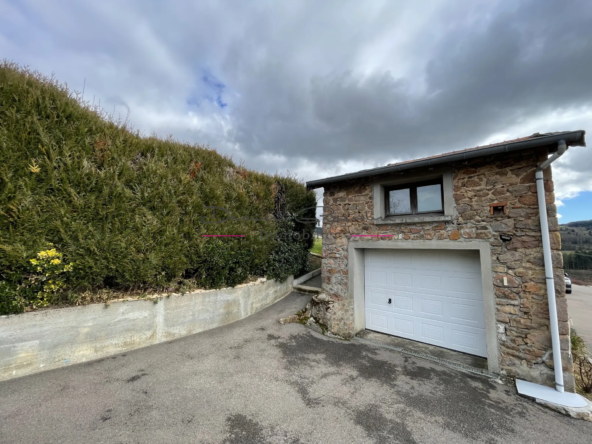 Maison avec dépendances sur 1 hectare à Mardore 