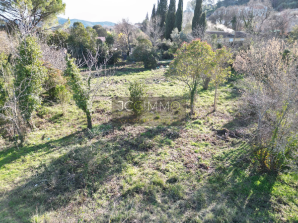 Terrain constructible à Carnoules de 723 m² 