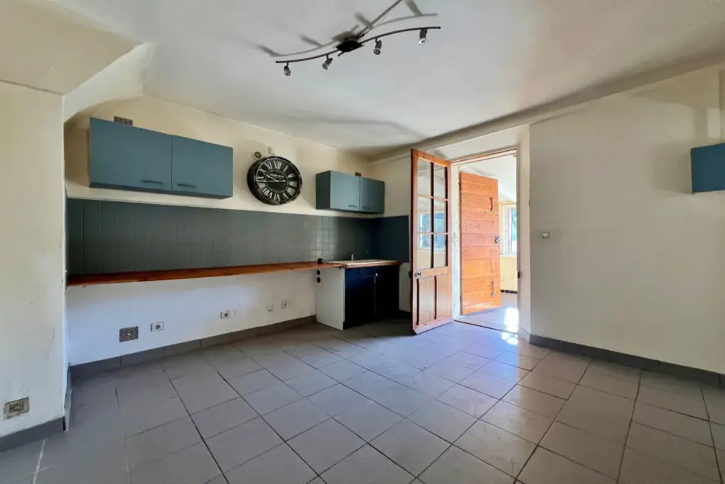 Maison de village T3 à Saint-Savournin avec jardin