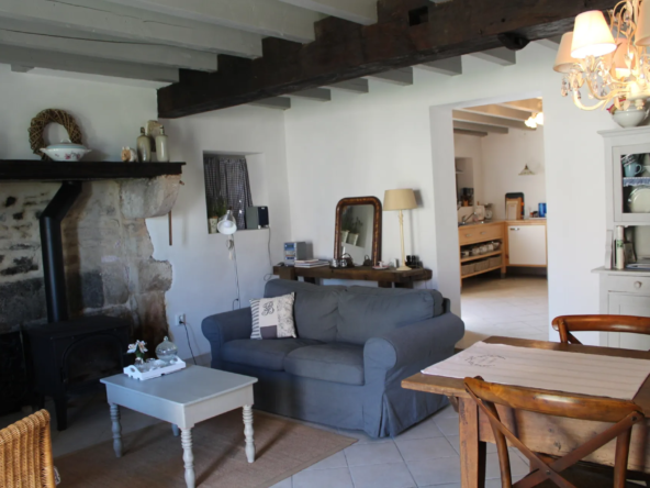 Maison de campagne avec gîte et grande grange à Echassières 