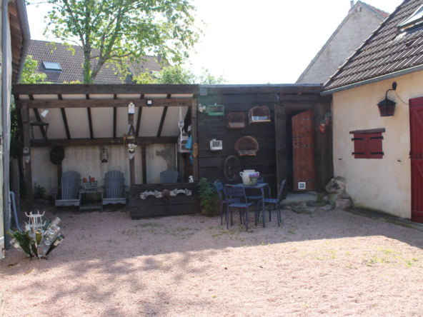 Maison de campagne avec gîte et grande grange à Echassières 