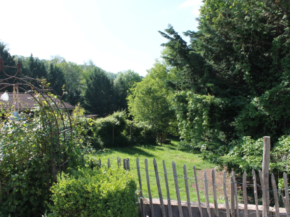 Maison de campagne avec gîte et grande grange à Echassières 