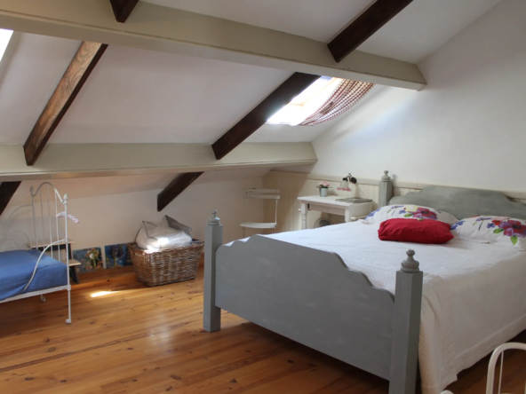 Maison de campagne avec gîte et grande grange à Echassières 