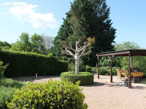 Maison de campagne avec gîte et grande grange à Echassières 
