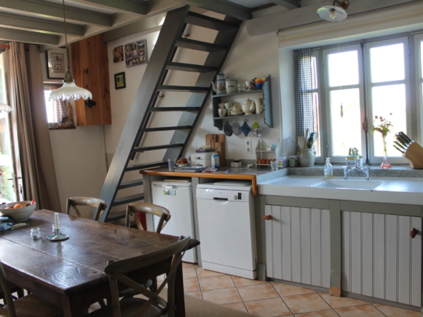 Maison de campagne avec gîte et grande grange à Echassières 