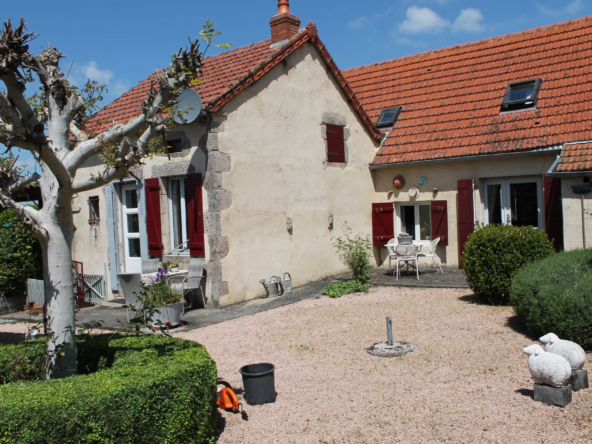 Maison de campagne avec gîte et grande grange à Echassières 
