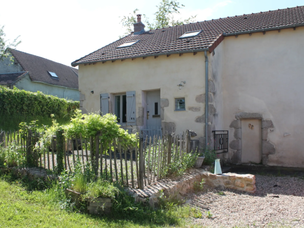 Maison de campagne avec gîte et grande grange à Echassières 