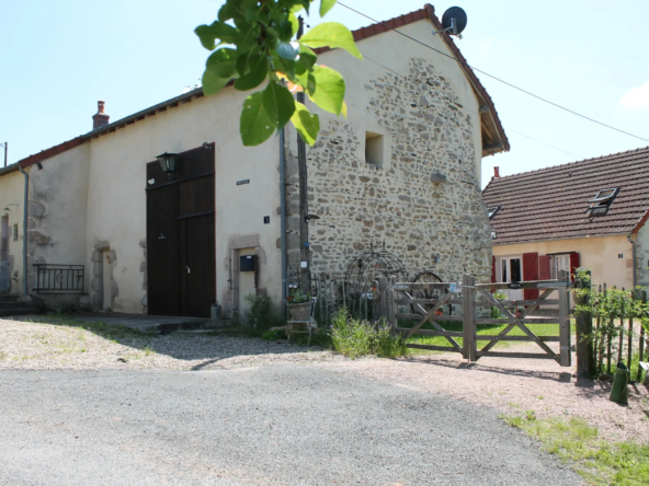 Maison de campagne avec gîte et grande grange à Echassières 