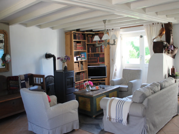 Maison de campagne avec gîte et grande grange à Echassières 