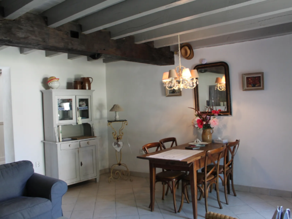 Maison de campagne avec gîte et grande grange à Echassières 