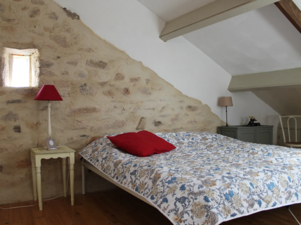 Maison de campagne avec gîte et grande grange à Echassières 