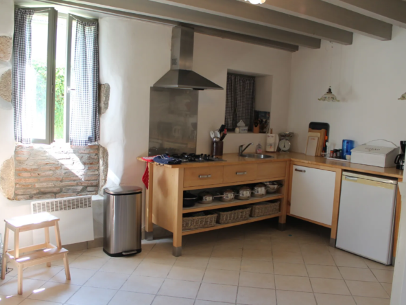 Maison de campagne avec gîte et grande grange à Echassières 