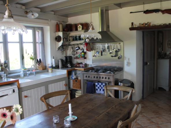 Maison de campagne avec gîte et grande grange à Echassières 