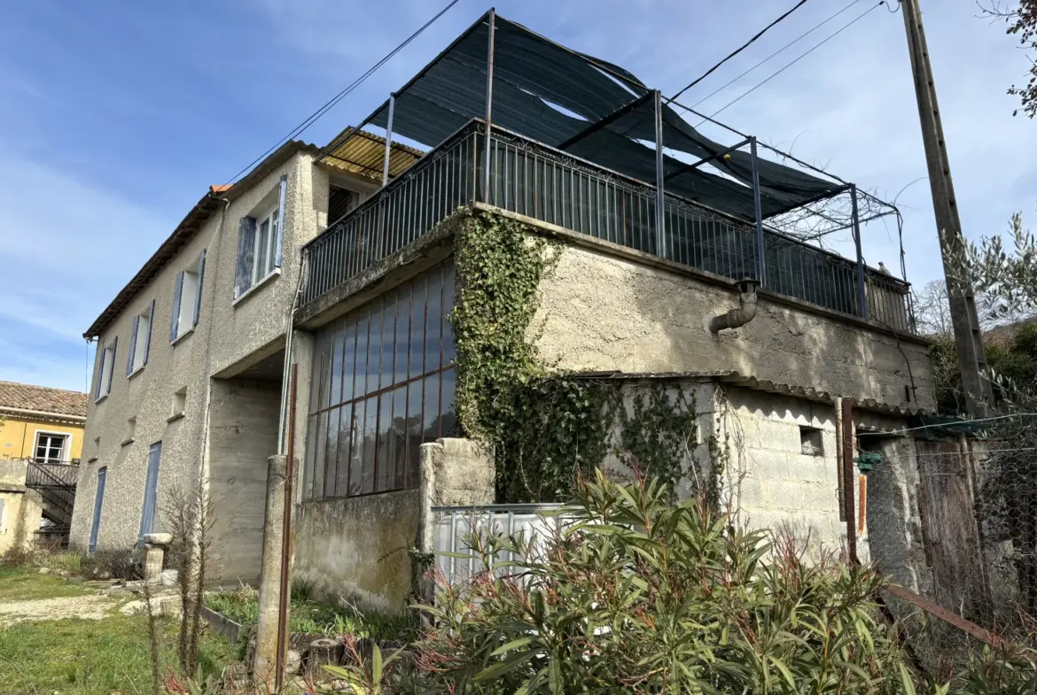 Maison en campagne avec nombreuses dépendances à Mollans-sur-Ouvèze 