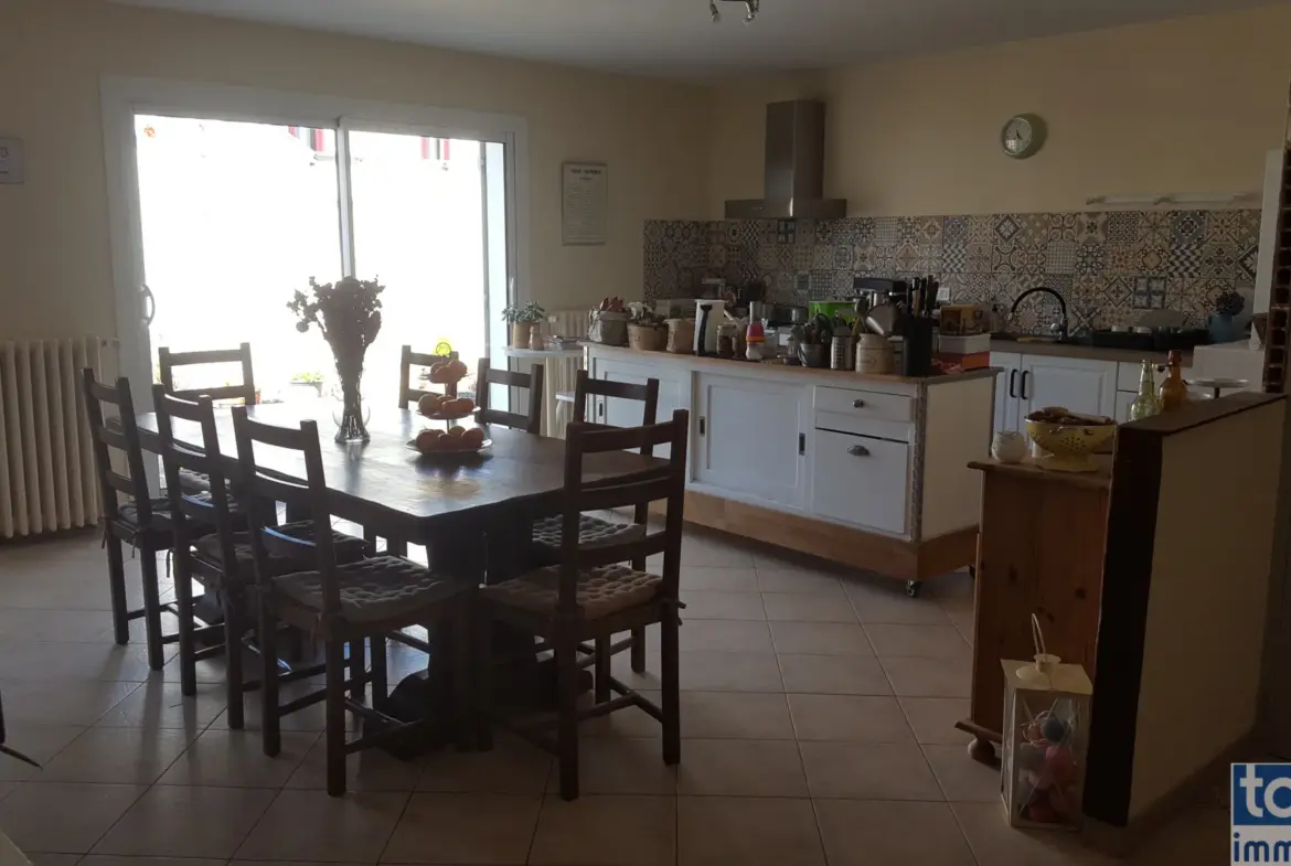 Immeuble mixte de 500 m² à Saint Saud Lacoussière - 5 chambres 