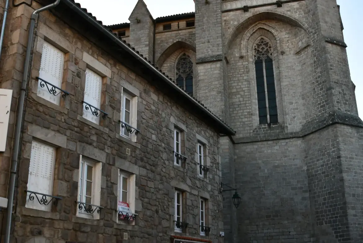 Immeuble avec Local Commercial et Appartements à La Chaise-Dieu 